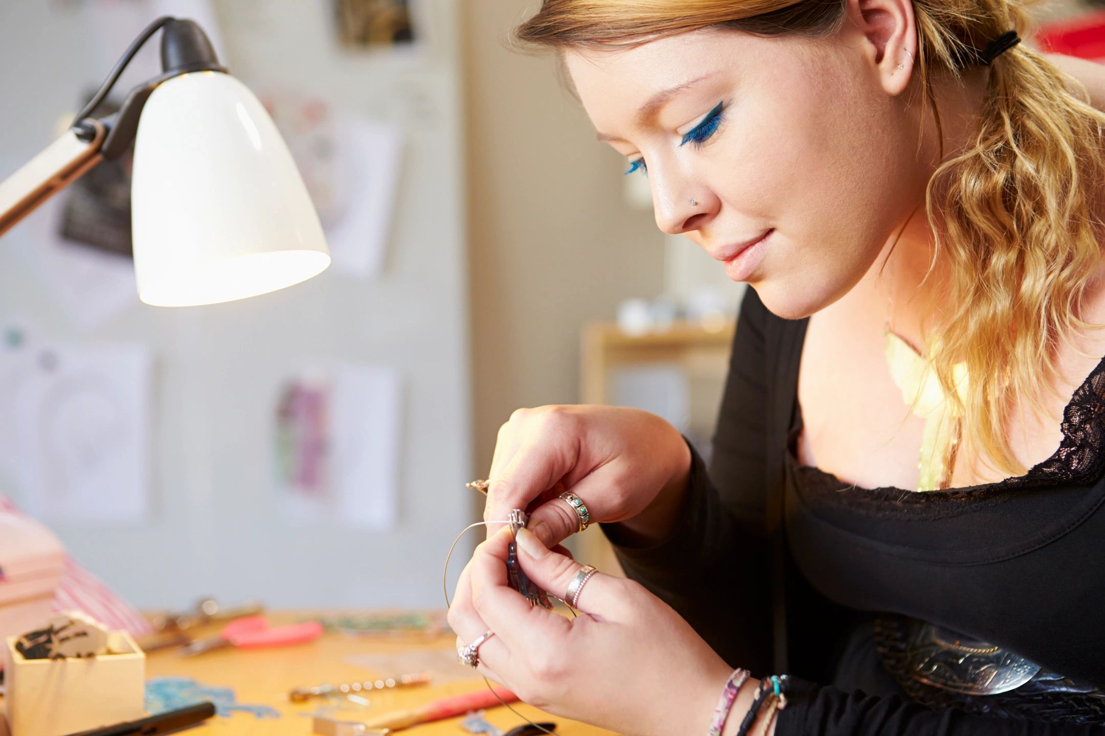 Grow your holiday sales with jewellery SEO! A woman creating jewellery.